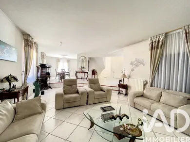 Architectural house in Saint-Denis (93200)