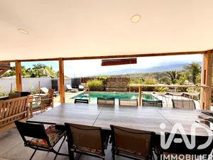 Architectural house in Saint-Pierre (97432)