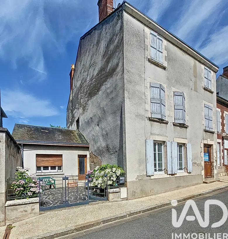 Maison 10 pièces 270 m² · à Bonny-sur-Loire · 270 m² · 137 000 €