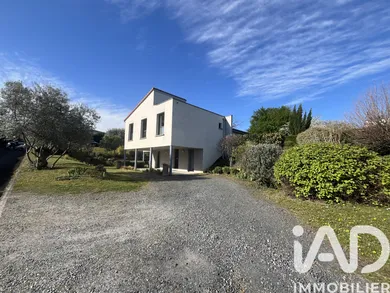Architectural house in Pont-du-Château (63430)