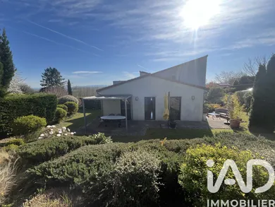 Architectural house in Pont-du-Château (63430)