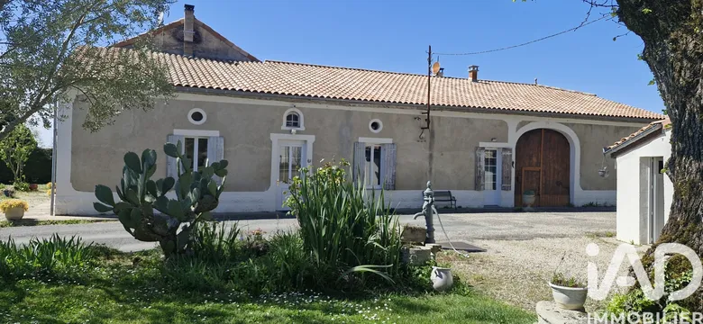 Maison 8 pièces 278 m² · à Vélines · 278 m² · 294 000 €