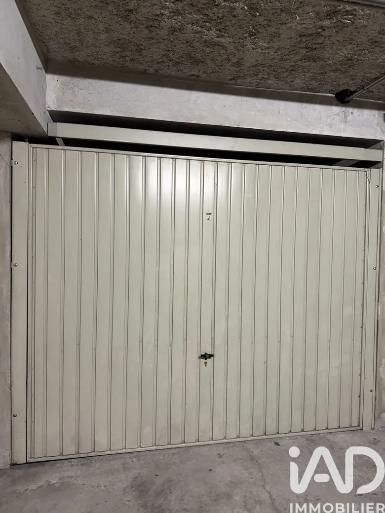 Parking 17 m² · à Meyzieu · 17 m² · 20 000 €