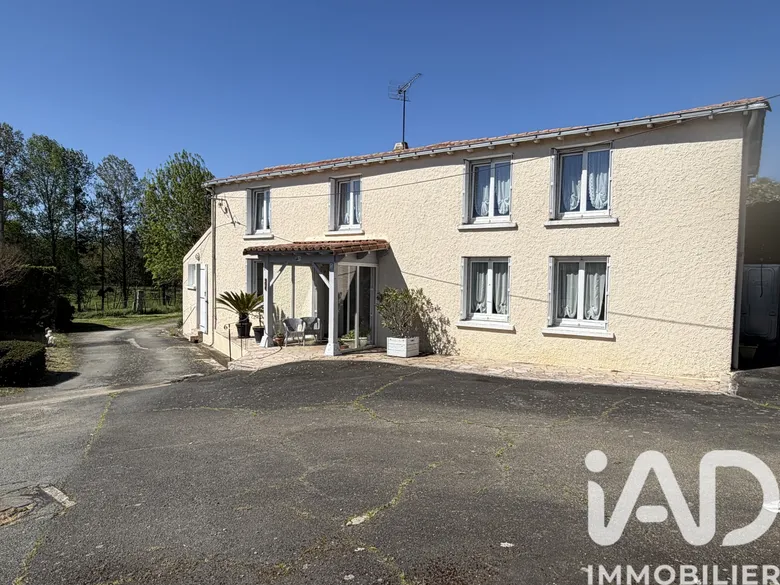 Maison 7 pièces 137 m² · à Saint-Hilaire-de-Voust · 137 m² · 136 000 €