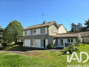 Mansion in Vouneuil-sous-Biard (86580)