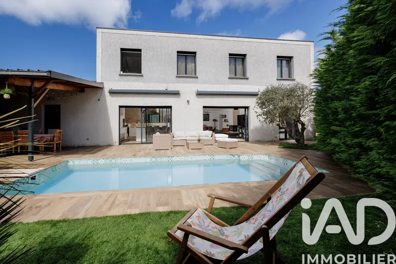 Maison 7 pièces 179 m² · à Cailloux-sur-Fontaines · 179 m² · 850 000 €