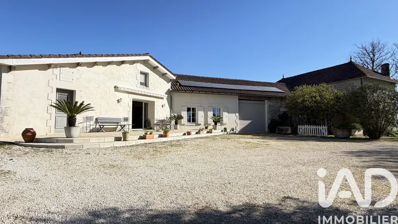 Maison 18 pièces 356 m² · à Fontaines-d'Ozillac · 356 m² · 735 000 €