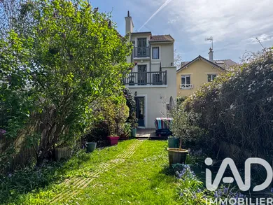 Townhouse in Garches (92380)