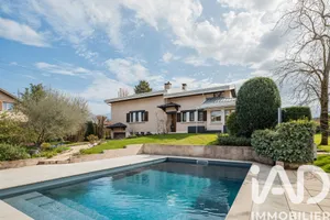 Architectural house in Moirans (38430)