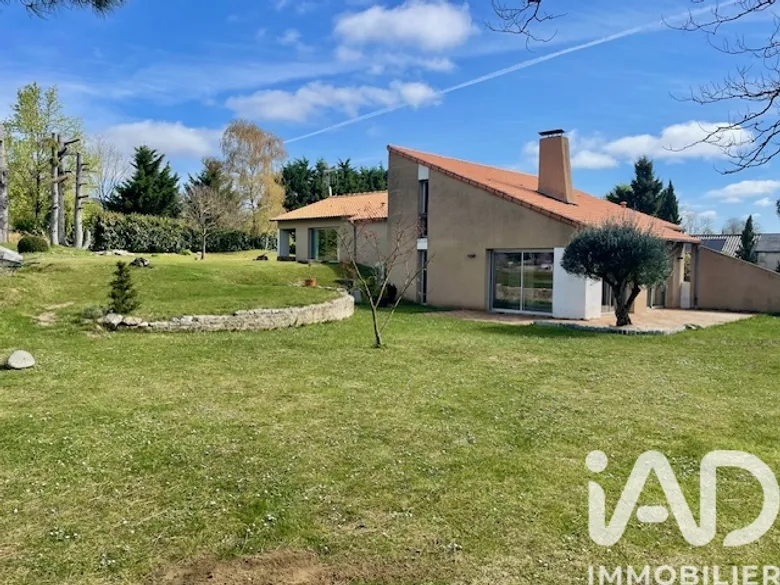Maison 9 pièces 226 m² · à Saint-Genest-d'Ambière · 226 m² · 317 000 €