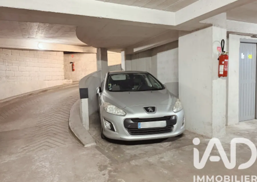 Parking à Paris (75007) photo 3