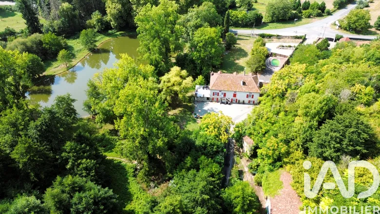 Maison 11 pièces 298 m² · à Lussac-les-Châteaux · 298 m² · 398 000 €