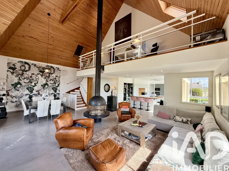 Maison 9 pièces 260 m² · à Bréhal · 260 m² · 689 500 €