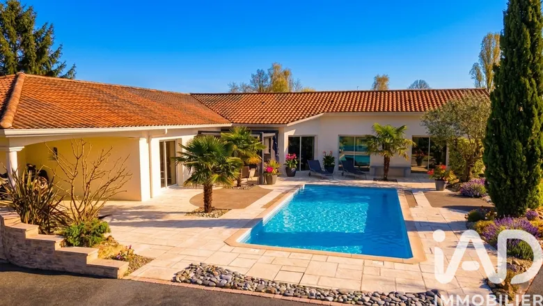 Maison 8 pièces 228 m² · à Pompaire · 228 m² · 430 000 €