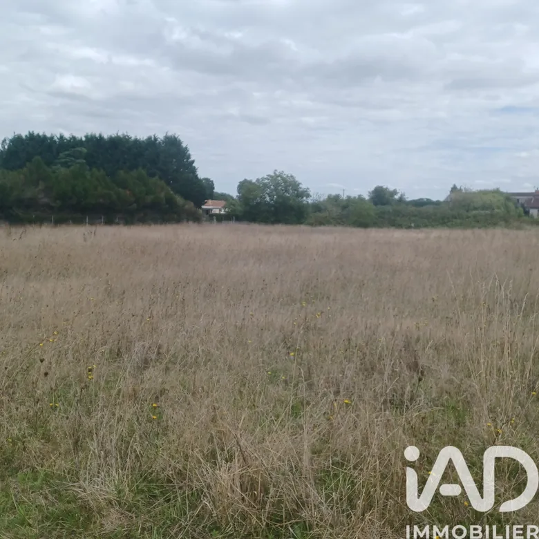 Terrain à BELLUIRE (17800) · 30 000 €