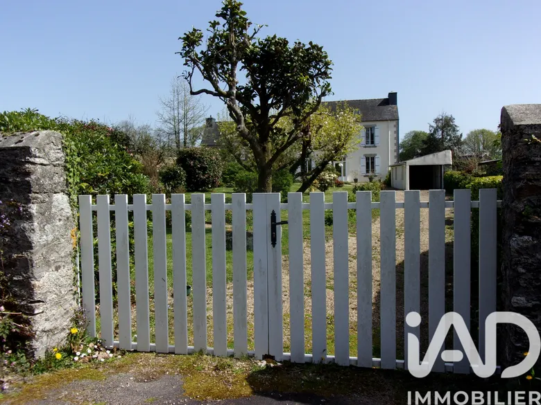 Maison 8 pièces 230 m² · à Berrien · 230 m² · 243 000 €