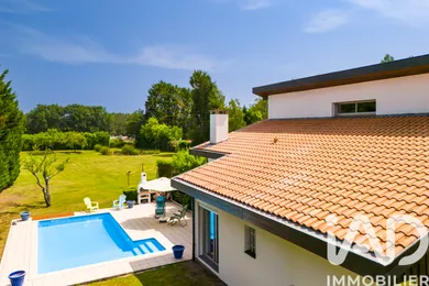 Architectural house in Saint-Vincent-de-Paul (40990)