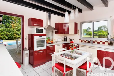 Architectural house in Saint-Vincent-de-Paul (40990)