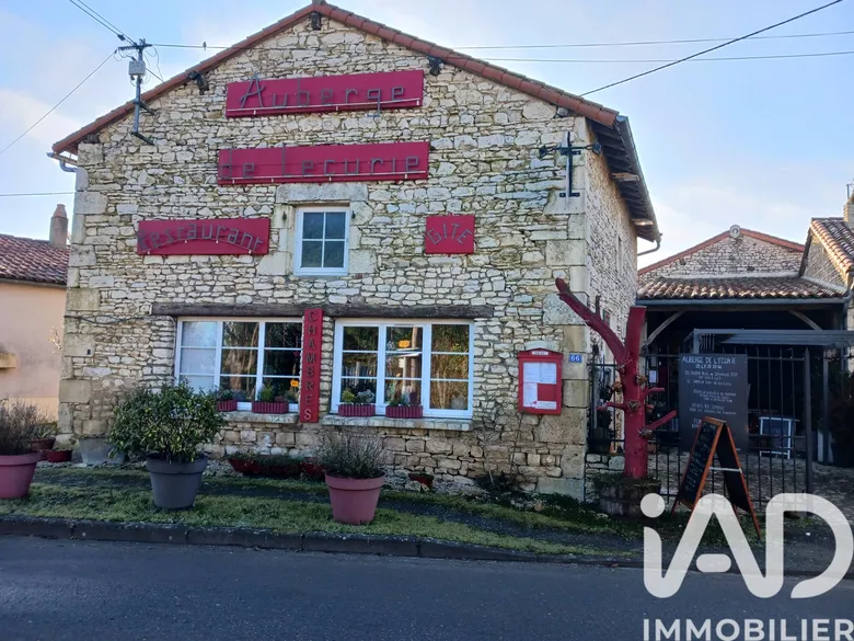 Murs commerciaux à Usson-du-Poitou (86350) · 222 m² · 117 000 €