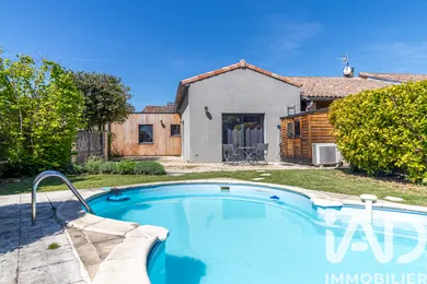 Architectural house in Mirabel (82440)