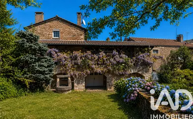 Traditional house in La Roche-Vineuse (71960)