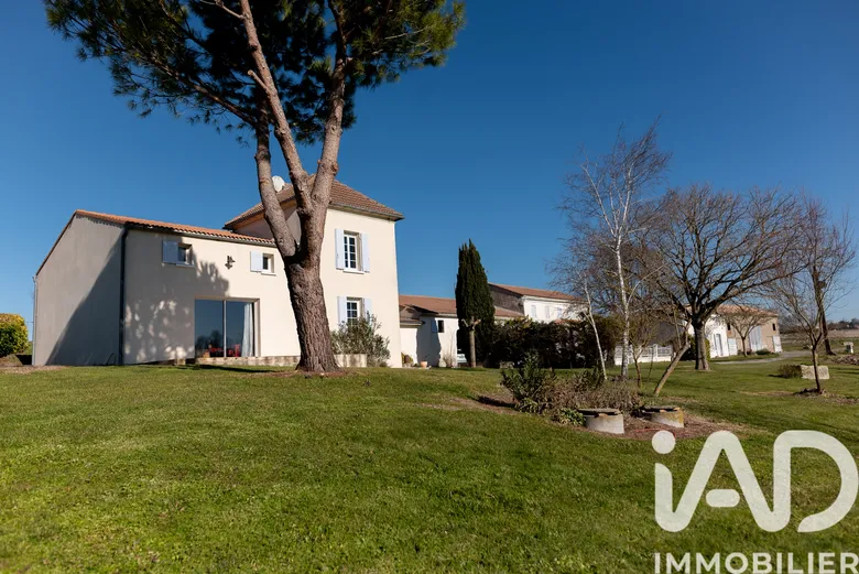 Maison 16 pièces 300 m² · à Mirambeau · 300 m² · 1 030 000 €