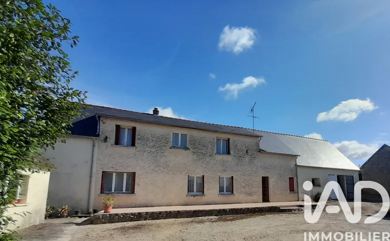 Maison 9 pièces 223 m² · à Carbay · 223 m² · 168 000 €