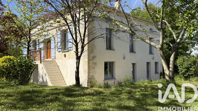 Maison 9 pièces 230 m² · à Ozillac · 230 m² · 262 000 €