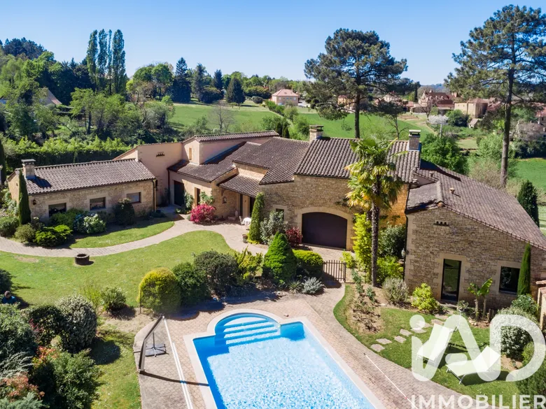 Maison 6 pièces 275 m² · à Marcillac-Saint-Quentin · 275 m² · 690 000 €