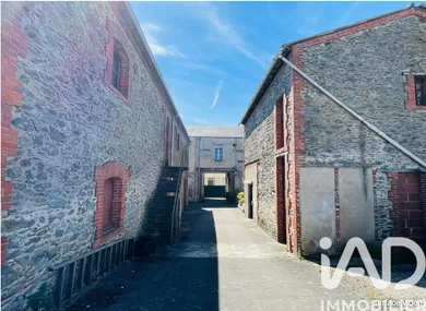 Building in Lys Haut Layon (49310)
