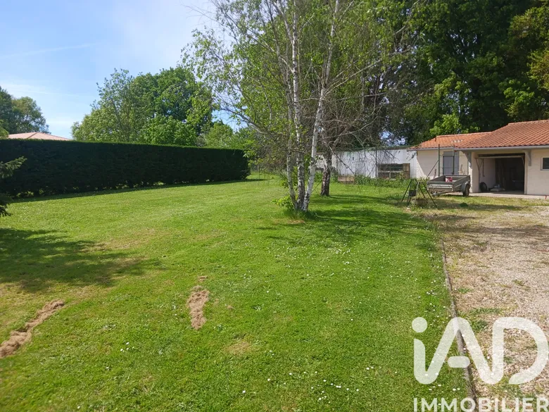 Terrain à bâtir à Gençay (86160) · 42 000 €