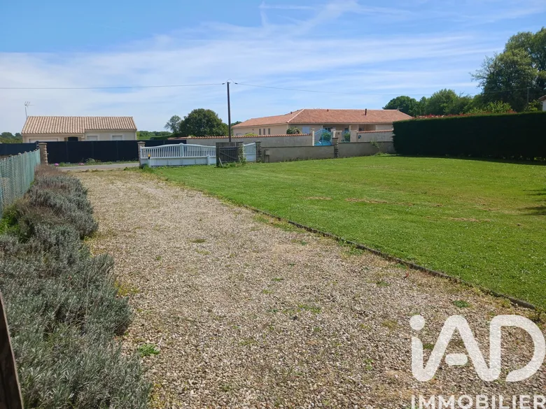 Terrain à bâtir à Gençay (86160) · 42 000 €