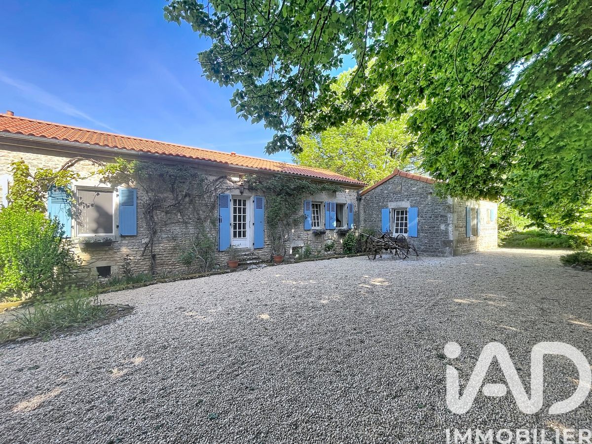 maison à Saint-Hilaire-des-Loges