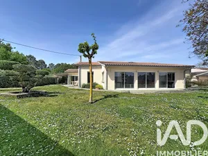 House in Moulis-en-Médoc (33480)