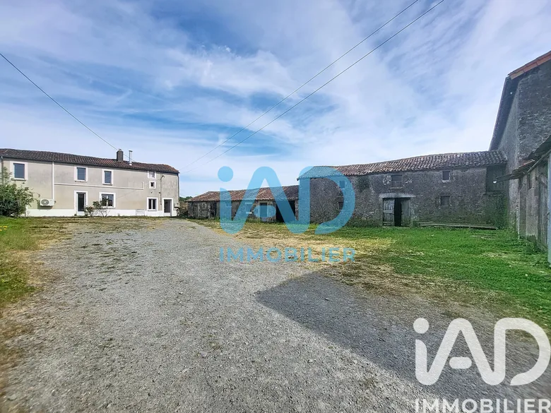 Maison 5 pièces 149 m² · à Fenioux · 149 m² · 136 500 €
