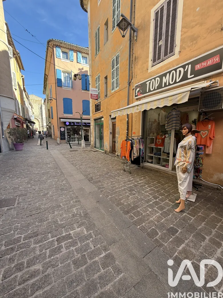 Habillement, Textile​ à Saint-Maximin-la-Sainte-Baume (83470) · 55 m² · 39 200 €