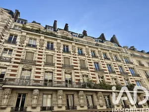 Apartment in Paris (75008)