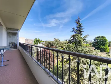 Apartment in Bron (69500)