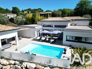 Architectural house in Saint-Michel-d'Euzet (30200)