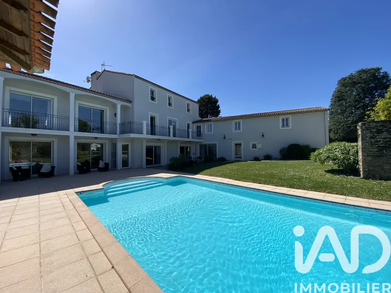 Maison 12 pièces 424 m² · à Les Herbiers · 424 m² · 824 000 €