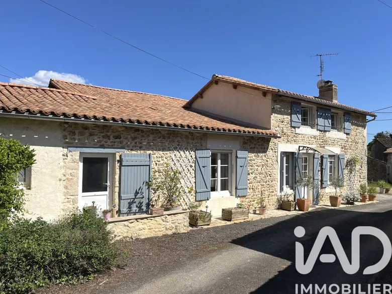 Maison 9 pièces 218 m² · à Valence-en-Poitou · 218 m² · 256 900 €
