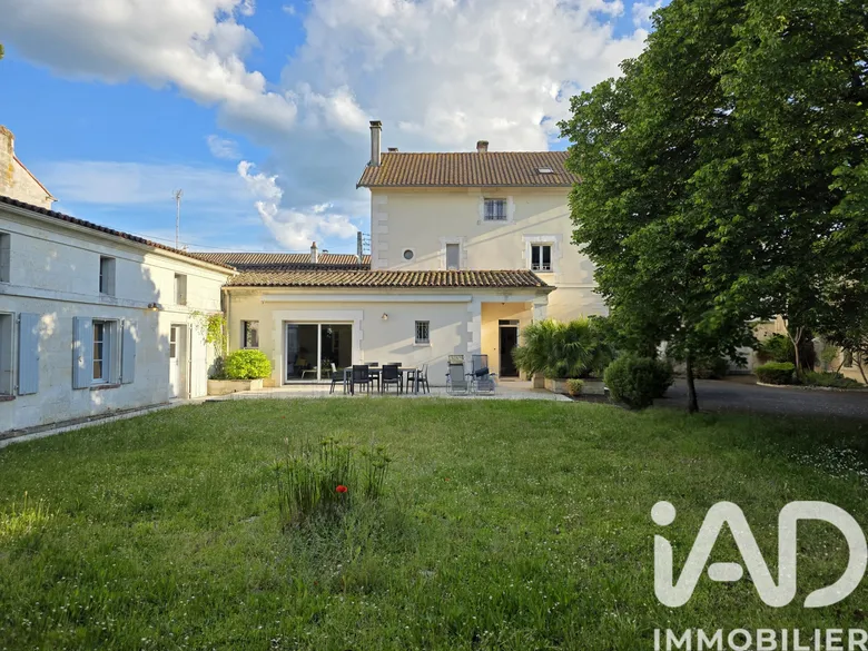 Maison 12 pièces 380 m² · à La Couronne · 380 m² · 549 990 €