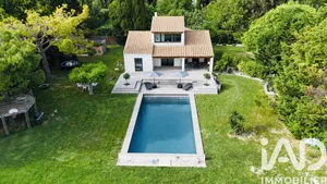 Maison traditionnelle à Saint-Étienne-du-Grès (13103)