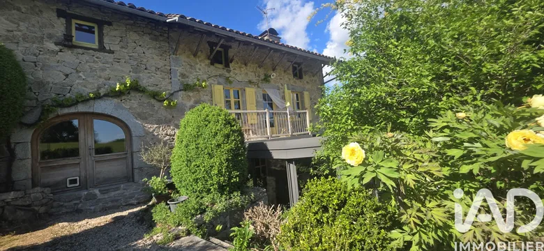 Maison 6 pièces 167 m² · à Roumégoux · 167 m² · 240 000 €