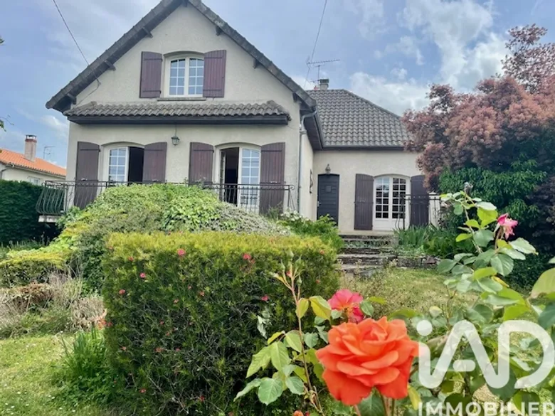 Maison 8 pièces 141 m² · à Gençay · 141 m² · 152 000 €