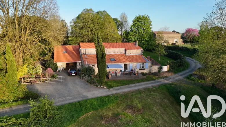 Maison 8 pièces 223 m² · à Saint-Hilaire-des-Loges · 223 m² · 370 000 €