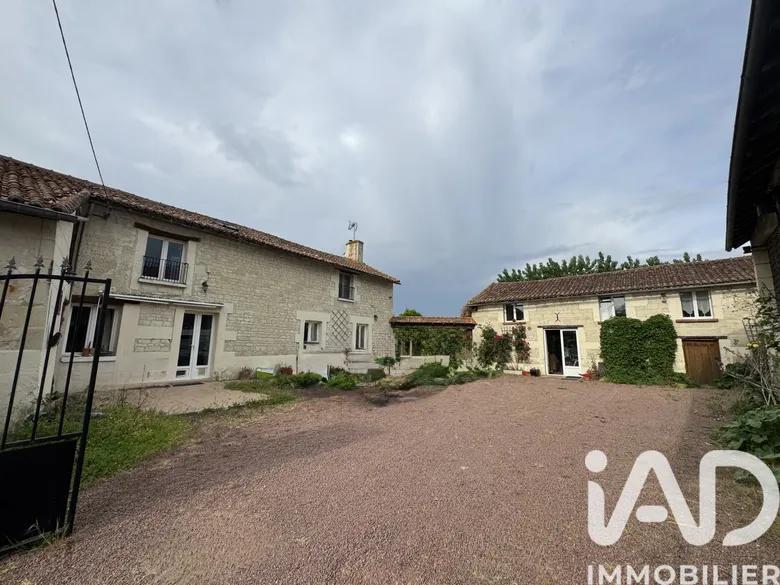 Maison 12 pièces 248 m² · à Bournand · 248 m² · 330 000 €