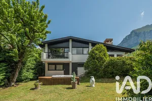 Architectural house in Saint-Égrève (38120)