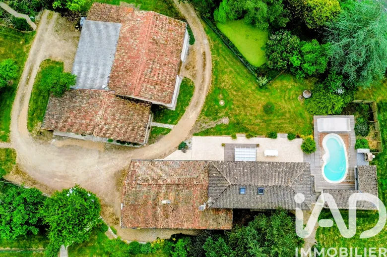 Maison 9 pièces 235 m² · à Queaux · 235 m² · 359 000 €