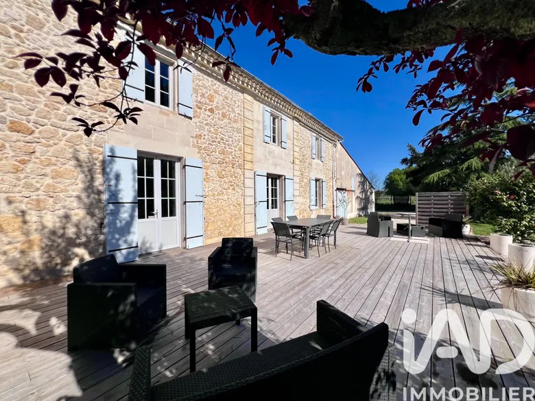 Maison 8 pièces 230 m² · à La Lande-de-Fronsac · 230 m² · 449 000 €